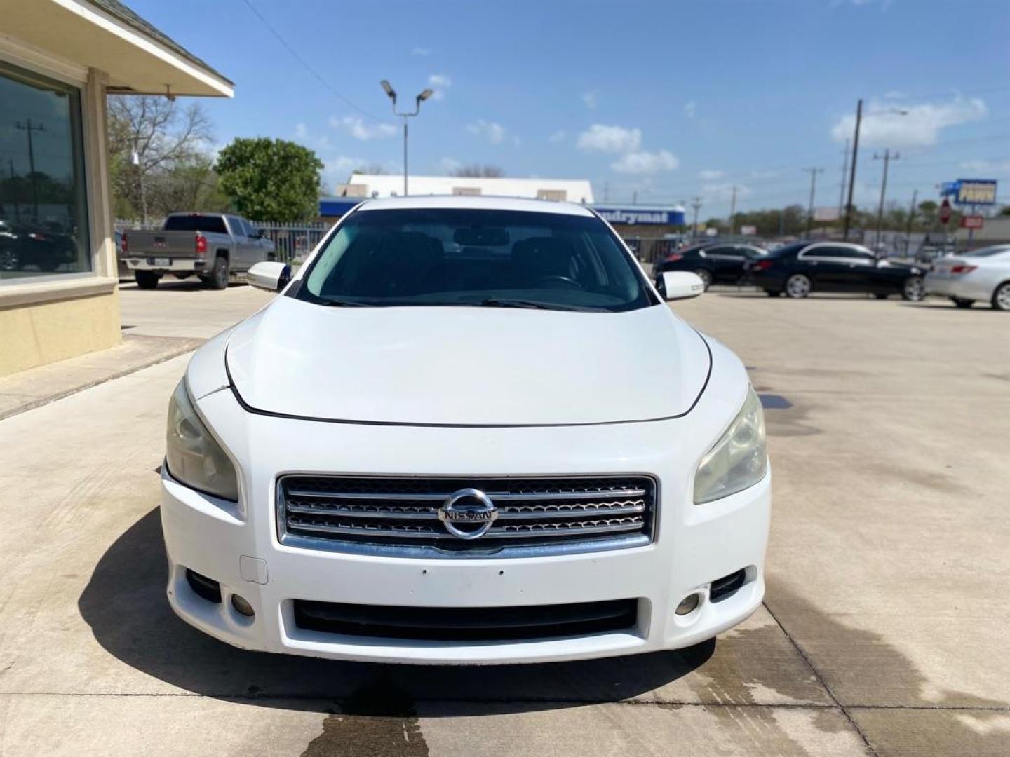 2010 WHITE NISSAN MAXIMA S (1N4AA5APXAC) with an 3.5L engine, Continuously Variable transmission, located at 4415 NE 28th St., Haltom City, TX, 76117, (817) 222-9334, 0.000000, 0.000000 - Photo#2