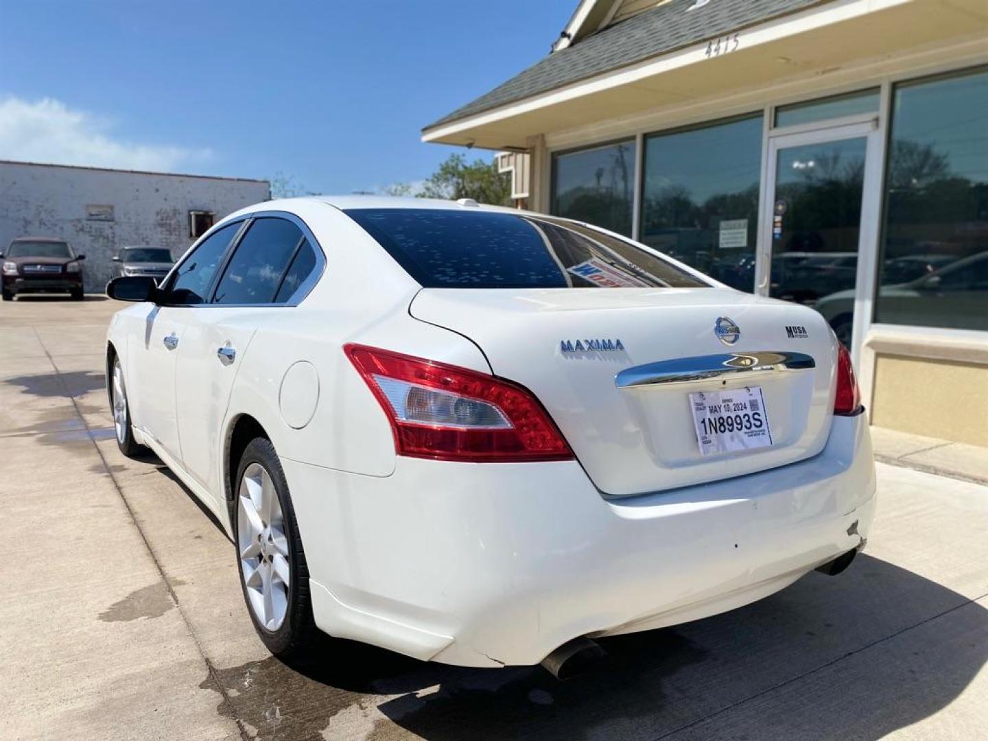 2010 WHITE NISSAN MAXIMA S (1N4AA5APXAC) with an 3.5L engine, Continuously Variable transmission, located at 4415 NE 28th St., Haltom City, TX, 76117, (817) 222-9334, 0.000000, 0.000000 - Photo#4