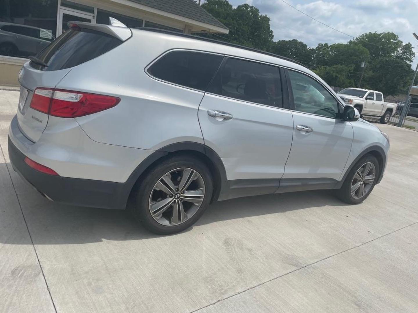 2013 SILVER HYUNDAI SANTA FE LIMITED (KM8SR4HF5DU) with an 3.3L engine, Automatic transmission, located at 4415 NE 28th St., Haltom City, TX, 76117, (817) 222-9334, 0.000000, 0.000000 - Photo#0