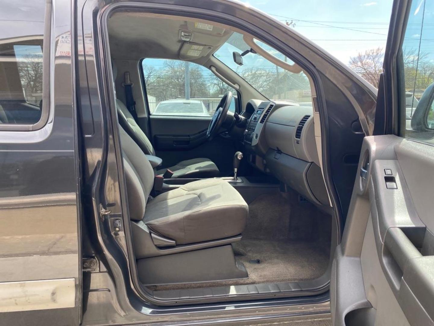 2011 GRAY NISSAN XTERRA OFF ROAD (5N1AN0NU9BC) with an 4.0L engine, Automatic transmission, located at 4415 NE 28th St., Haltom City, TX, 76117, (817) 222-9334, 0.000000, 0.000000 - Photo#6