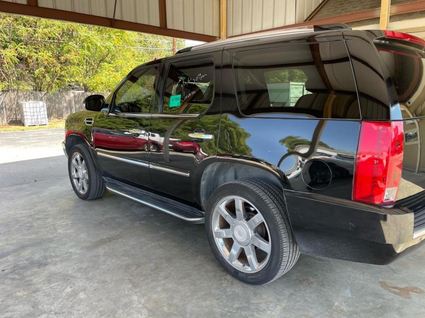 2007 BLACK CADILLAC ESCALADE LUXURY (1GYFK63867R) with an 6.2L engine, Automatic transmission, located at 4415 NE 28th St., Haltom City, TX, 76117, (817) 222-9334, 0.000000, 0.000000 - Photo#2