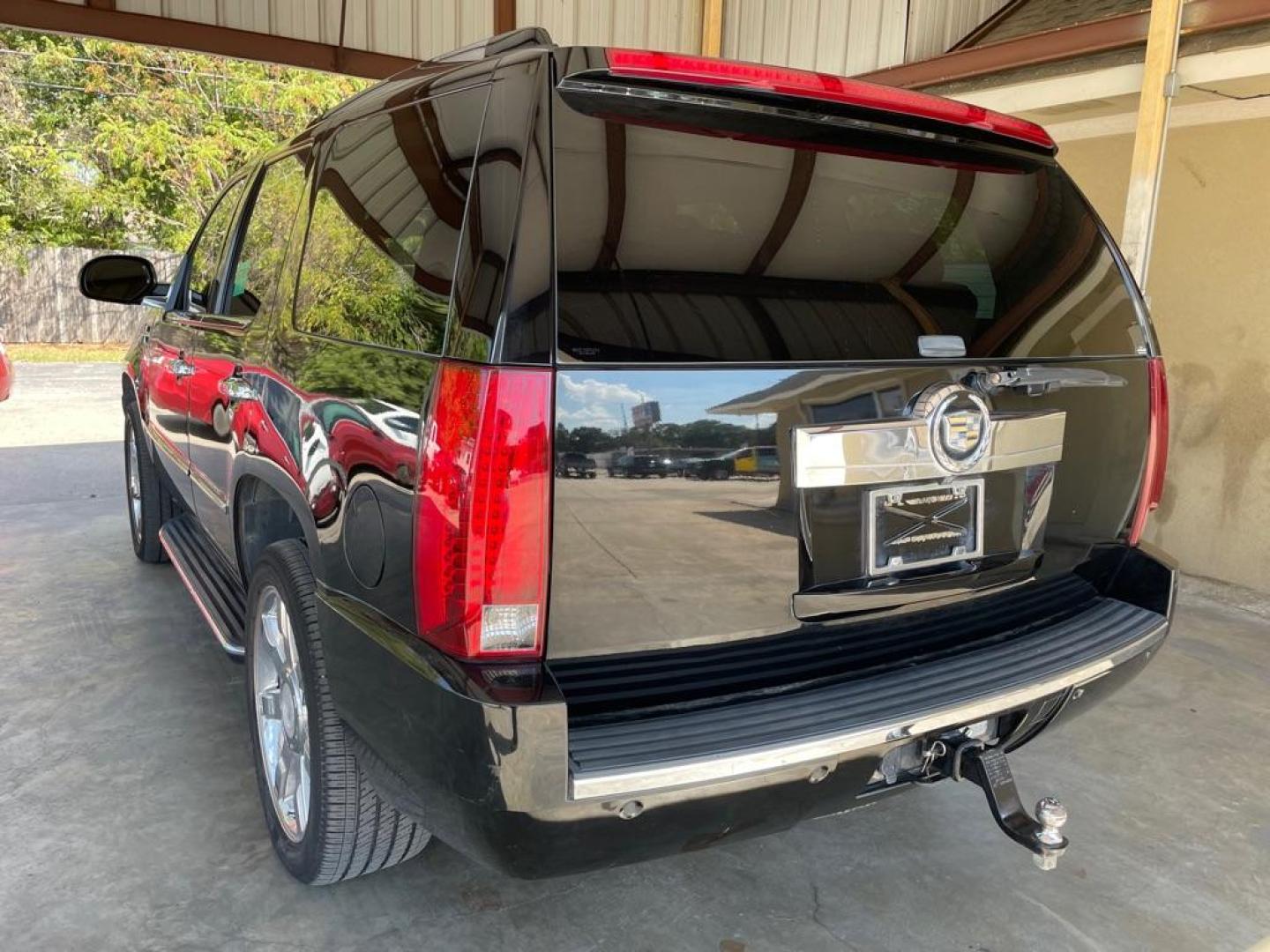 2007 BLACK CADILLAC ESCALADE LUXURY (1GYFK63867R) with an 6.2L engine, Automatic transmission, located at 4415 NE 28th St., Haltom City, TX, 76117, (817) 222-9334, 0.000000, 0.000000 - Photo#3