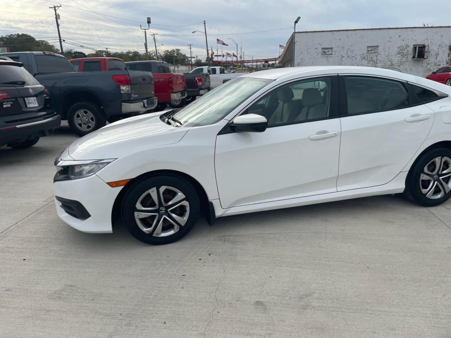 2017 WHITE HONDA CIVIC LX (19XFC2F52HE) with an 2.0L engine, Continuously Variable transmission, located at 4415 NE 28th St., Haltom City, TX, 76117, (817) 222-9334, 0.000000, 0.000000 - Photo#1