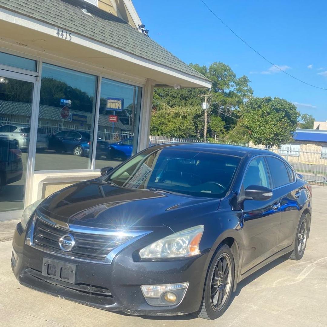 2013 BLUE NISSAN ALTIMA 3.5S (1N4BL3AP6DC) with an 3.5L engine, Continuously Variable transmission, located at 4415 NE 28th St., Haltom City, TX, 76117, (817) 222-9334, 0.000000, 0.000000 - Photo#18