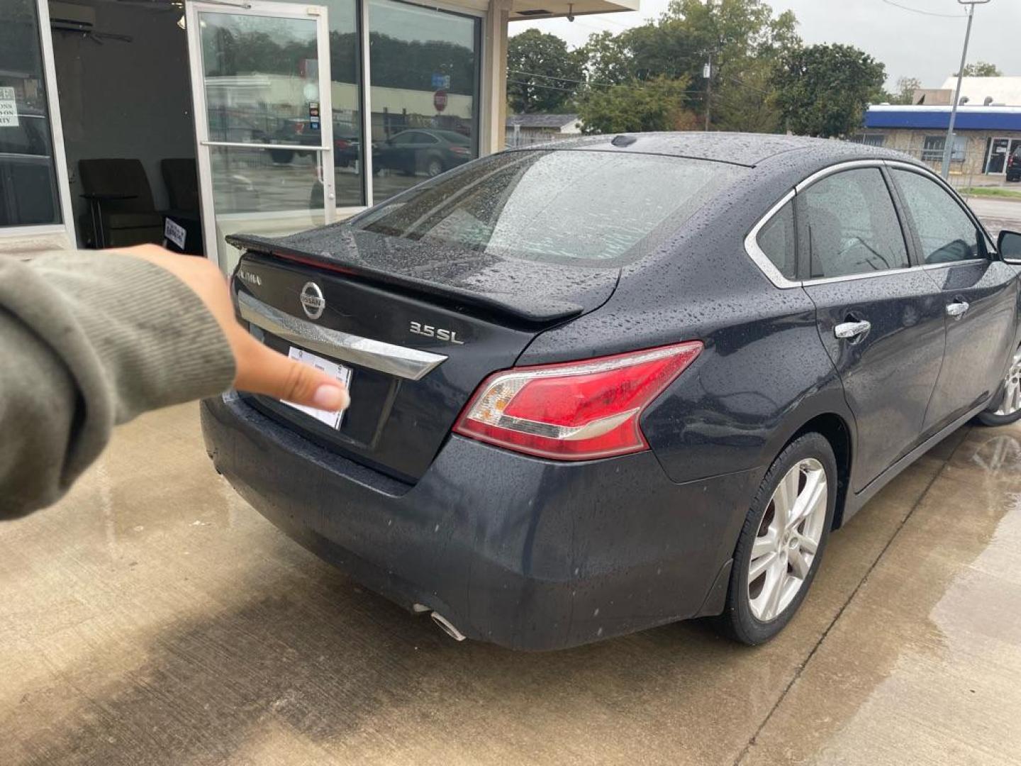 2013 BLUE NISSAN ALTIMA 3.5S (1N4BL3AP6DC) with an 3.5L engine, Continuously Variable transmission, located at 4415 NE 28th St., Haltom City, TX, 76117, (817) 222-9334, 0.000000, 0.000000 - Photo#5