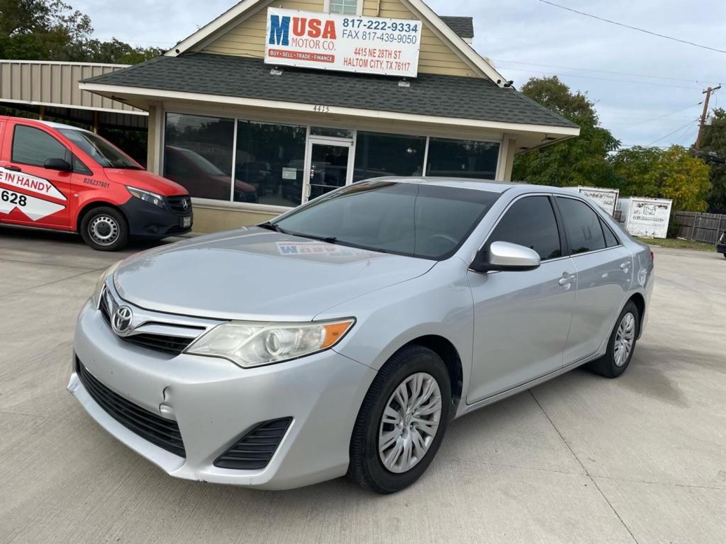 2012 SILVER TOYOTA CAMRY BASE (4T1BF1FKXCU) with an 2.5L engine, Automatic transmission, located at 4415 NE 28th St., Haltom City, TX, 76117, (817) 222-9334, 0.000000, 0.000000 - Photo#0