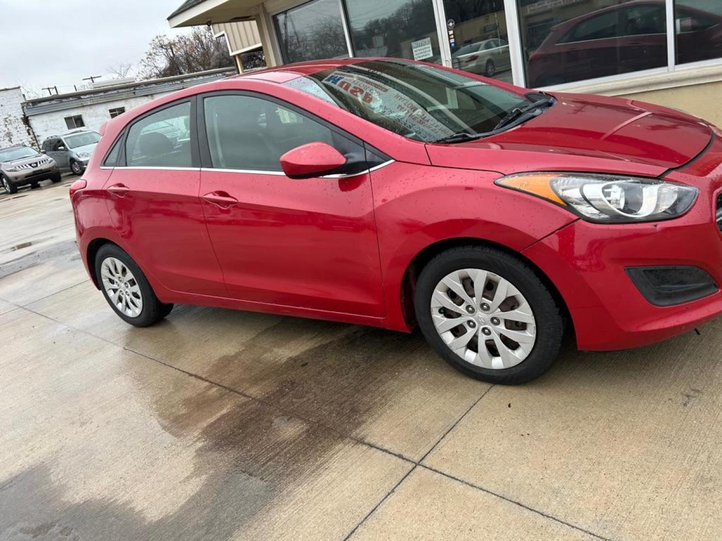 2016 RED HYUNDAI ELANTRA GT (KMHD35LH6GU) with an 2.0L engine, Automatic transmission, located at 4415 NE 28th St., Haltom City, TX, 76117, (817) 222-9334, 0.000000, 0.000000 - Photo#4