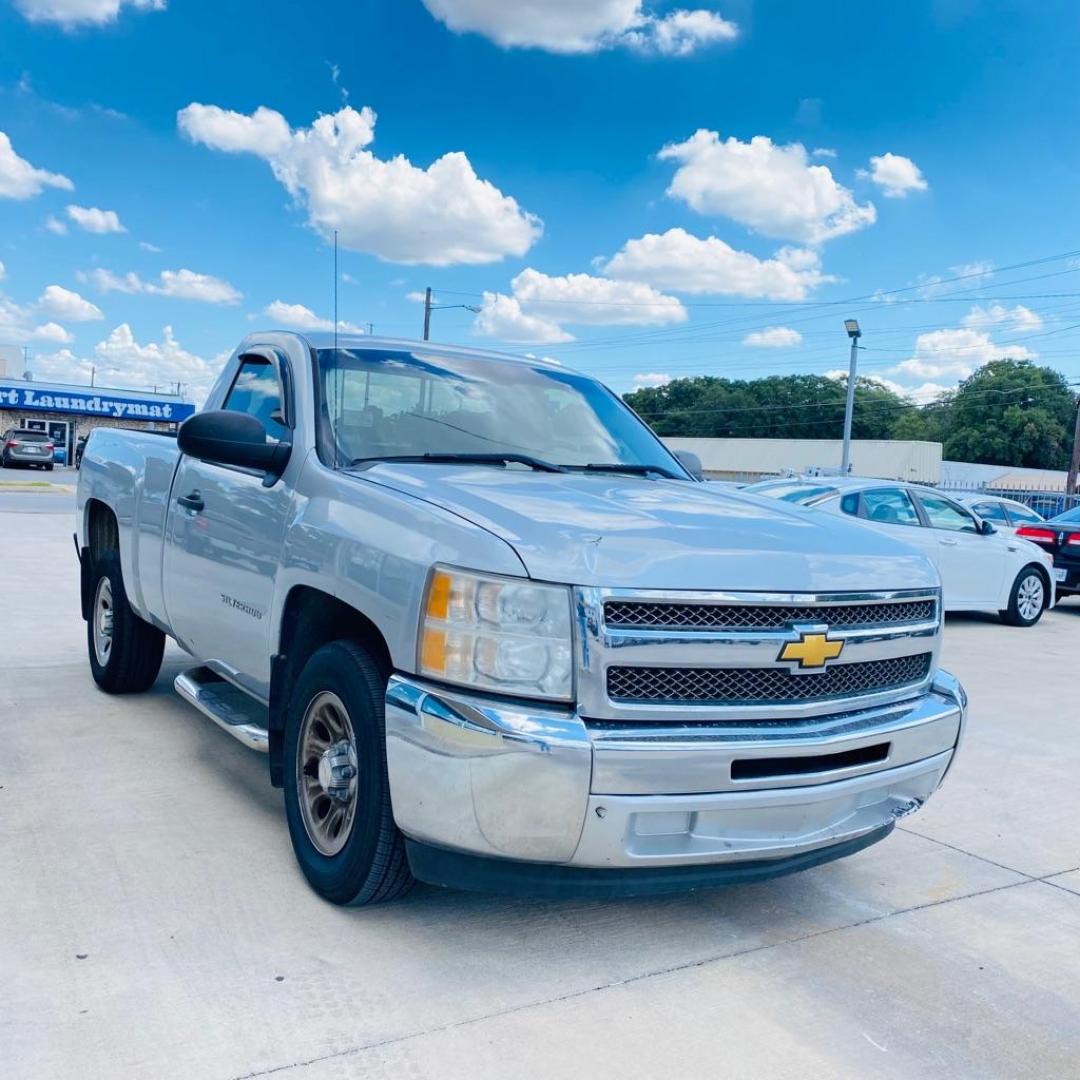 2013 SILVER CHEVROLET SILVERADO 1500 (1GCNCPEX0DZ) with an 4.3L engine, Automatic transmission, located at 4415 NE 28th St., Haltom City, TX, 76117, (817) 222-9334, 0.000000, 0.000000 - Photo#2