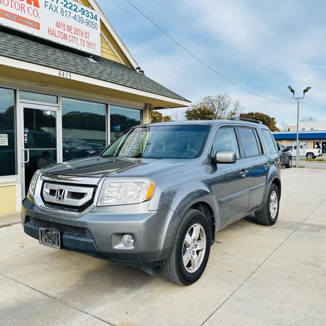 2009 GRAY HONDA PILOT EXL (5FNYF38629B) with an 3.5L engine, Automatic transmission, located at 4415 NE 28th St., Haltom City, TX, 76117, (817) 222-9334, 0.000000, 0.000000 - Photo#0