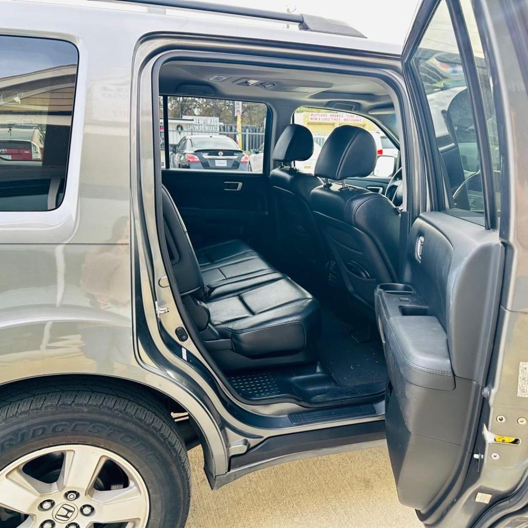 2009 GRAY HONDA PILOT EXL (5FNYF38629B) with an 3.5L engine, Automatic transmission, located at 4415 NE 28th St., Haltom City, TX, 76117, (817) 222-9334, 0.000000, 0.000000 - Photo#9