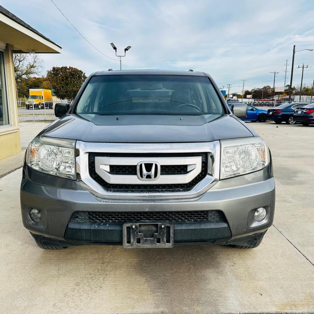 2009 GRAY HONDA PILOT EXL (5FNYF38629B) with an 3.5L engine, Automatic transmission, located at 4415 NE 28th St., Haltom City, TX, 76117, (817) 222-9334, 0.000000, 0.000000 - Photo#1