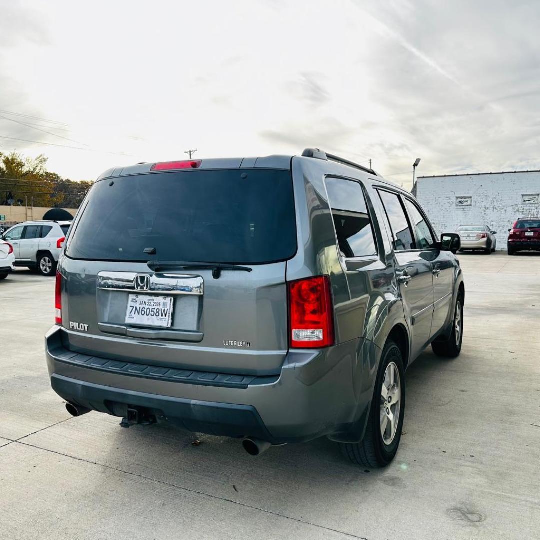 2009 GRAY HONDA PILOT EXL (5FNYF38629B) with an 3.5L engine, Automatic transmission, located at 4415 NE 28th St., Haltom City, TX, 76117, (817) 222-9334, 0.000000, 0.000000 - Photo#5