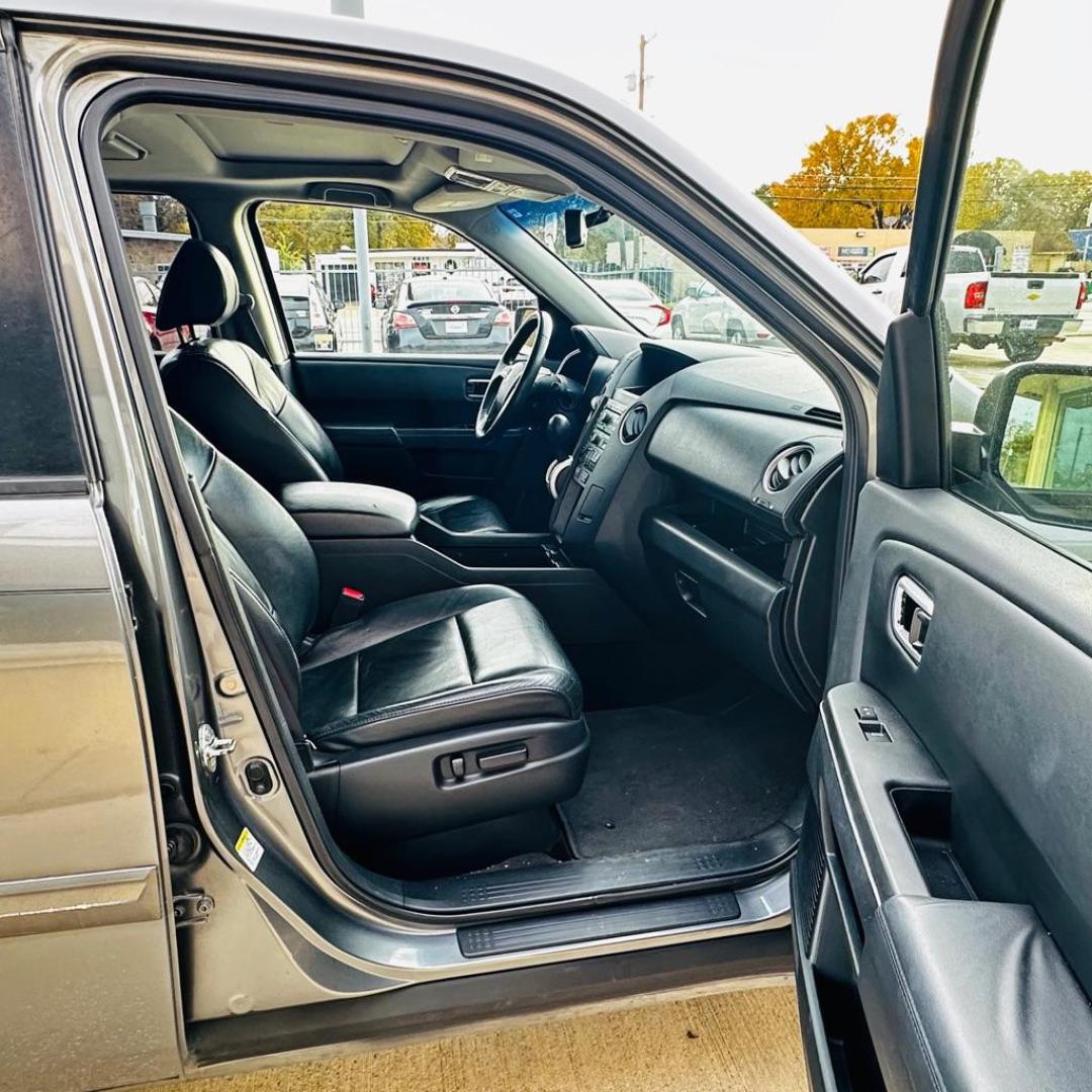 2009 GRAY HONDA PILOT EXL (5FNYF38629B) with an 3.5L engine, Automatic transmission, located at 4415 NE 28th St., Haltom City, TX, 76117, (817) 222-9334, 0.000000, 0.000000 - Photo#8