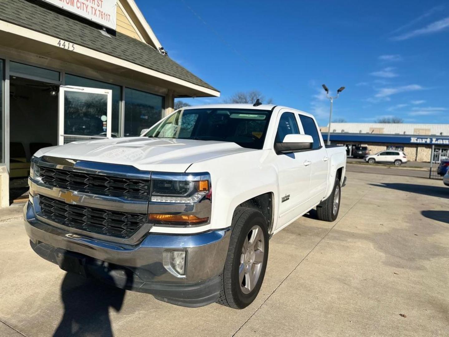 2017 WHITE CHEVROLET SILVERADO 1500 LT (3GCPCREH1HG) with an 4.3L engine, Automatic transmission, located at 4415 NE 28th St., Haltom City, TX, 76117, (817) 222-9334, 0.000000, 0.000000 - Photo#1