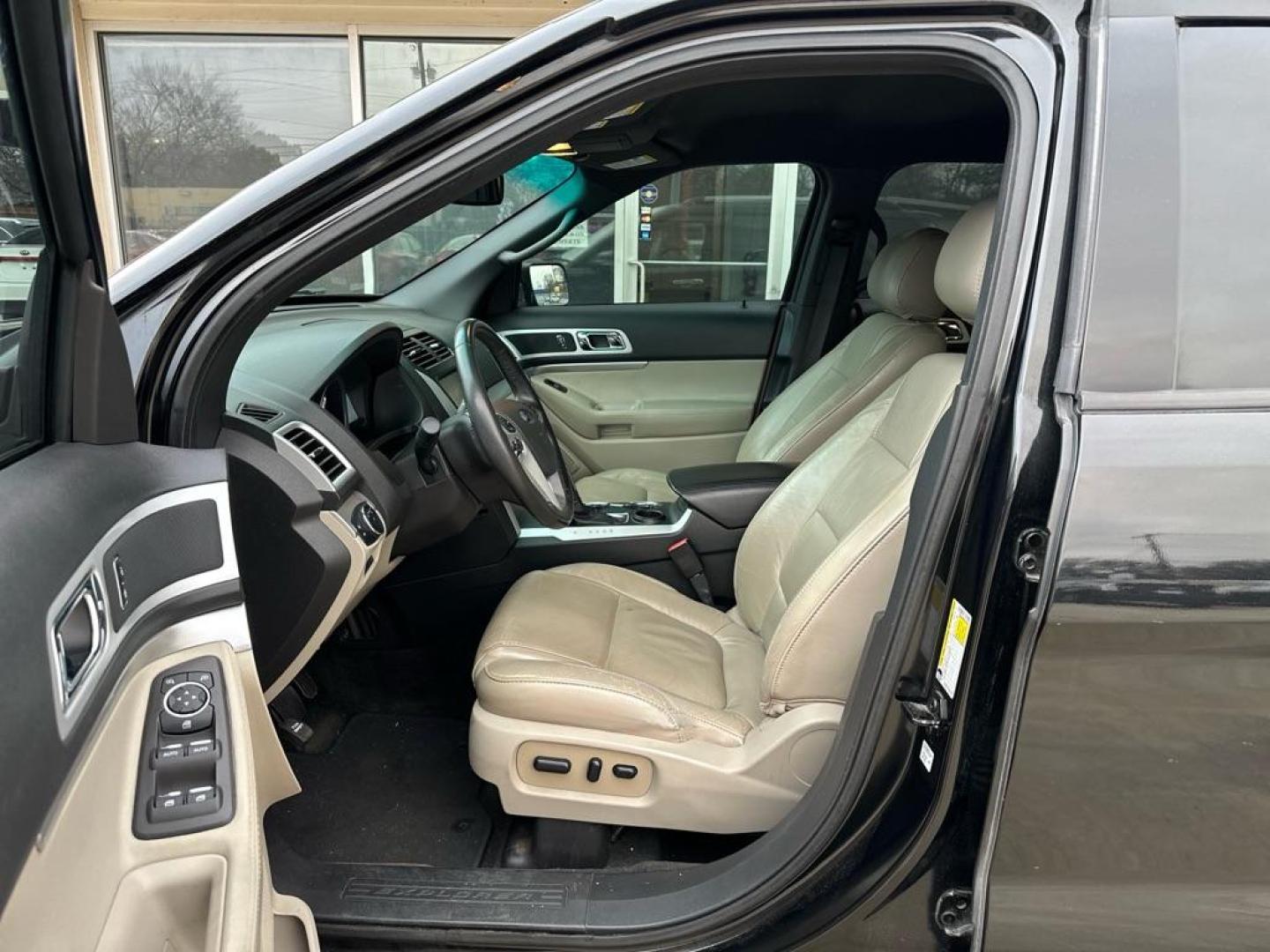 2015 BLACK FORD EXPLORER XLT (1FM5K7D80FG) with an 3.5L engine, Automatic transmission, located at 4415 NE 28th St., Haltom City, TX, 76117, (817) 222-9334, 0.000000, 0.000000 - Photo#5