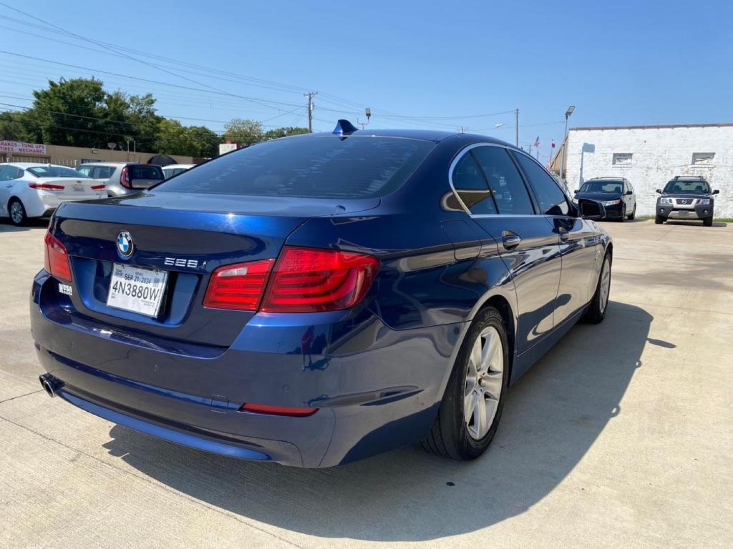 2012 BLUE BMW 528 XI (WBAXH5C52CD) with an 2.0L engine, Automatic transmission, located at 4415 NE 28th St., Haltom City, TX, 76117, (817) 222-9334, 0.000000, 0.000000 - Photo#4