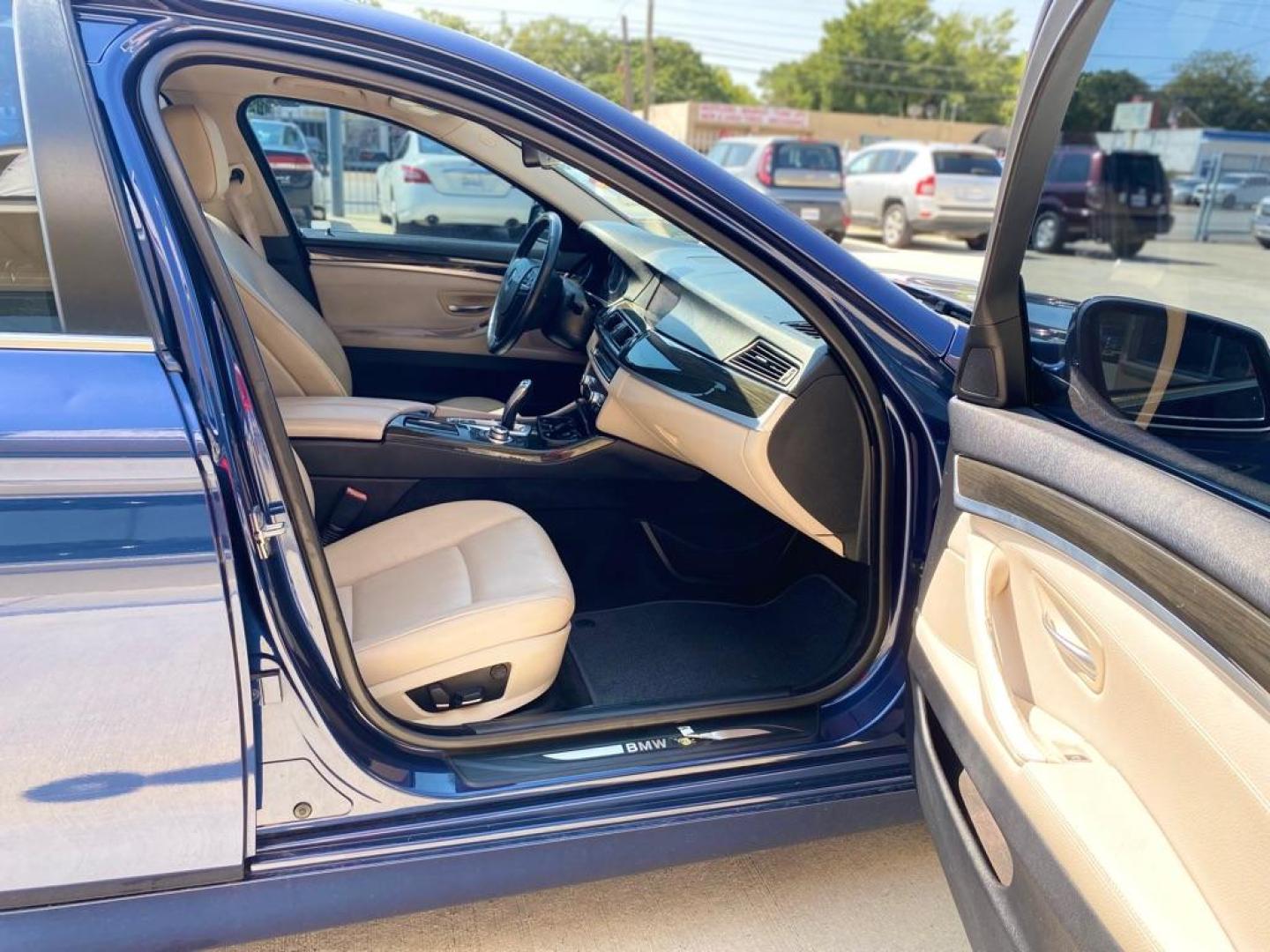 2012 BLUE BMW 528 XI (WBAXH5C52CD) with an 2.0L engine, Automatic transmission, located at 4415 NE 28th St., Haltom City, TX, 76117, (817) 222-9334, 0.000000, 0.000000 - Photo#7