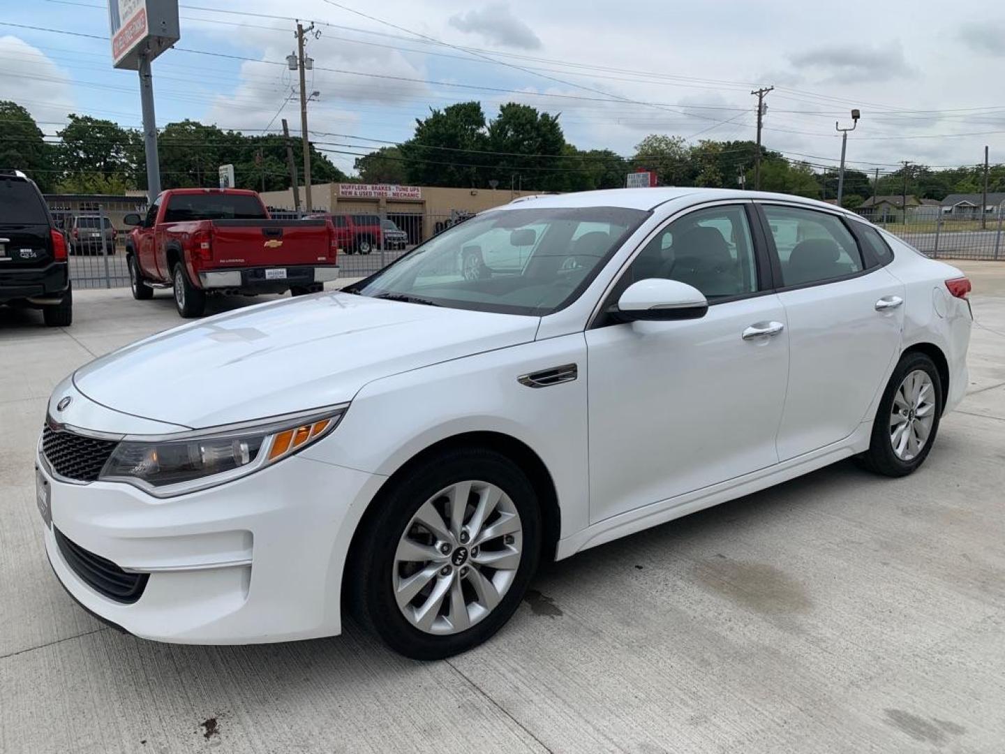 2017 WHITE KIA OPTIMA LX (5XXGT4L3XHG) with an 2.4L engine, Automatic transmission, located at 4415 NE 28th St., Haltom City, TX, 76117, (817) 222-9334, 0.000000, 0.000000 - Photo#0