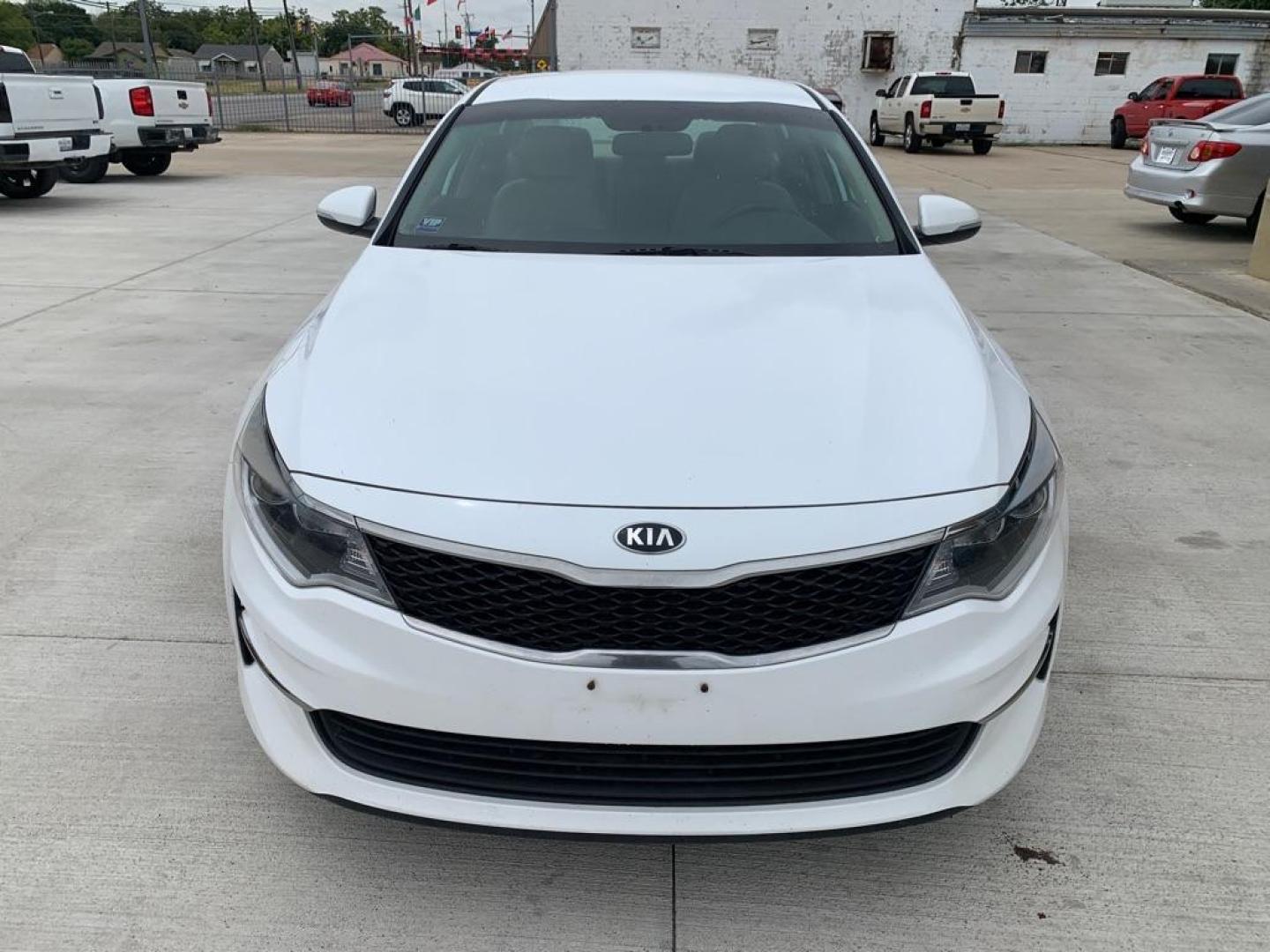 2017 WHITE KIA OPTIMA LX (5XXGT4L3XHG) with an 2.4L engine, Automatic transmission, located at 4415 NE 28th St., Haltom City, TX, 76117, (817) 222-9334, 0.000000, 0.000000 - Photo#1