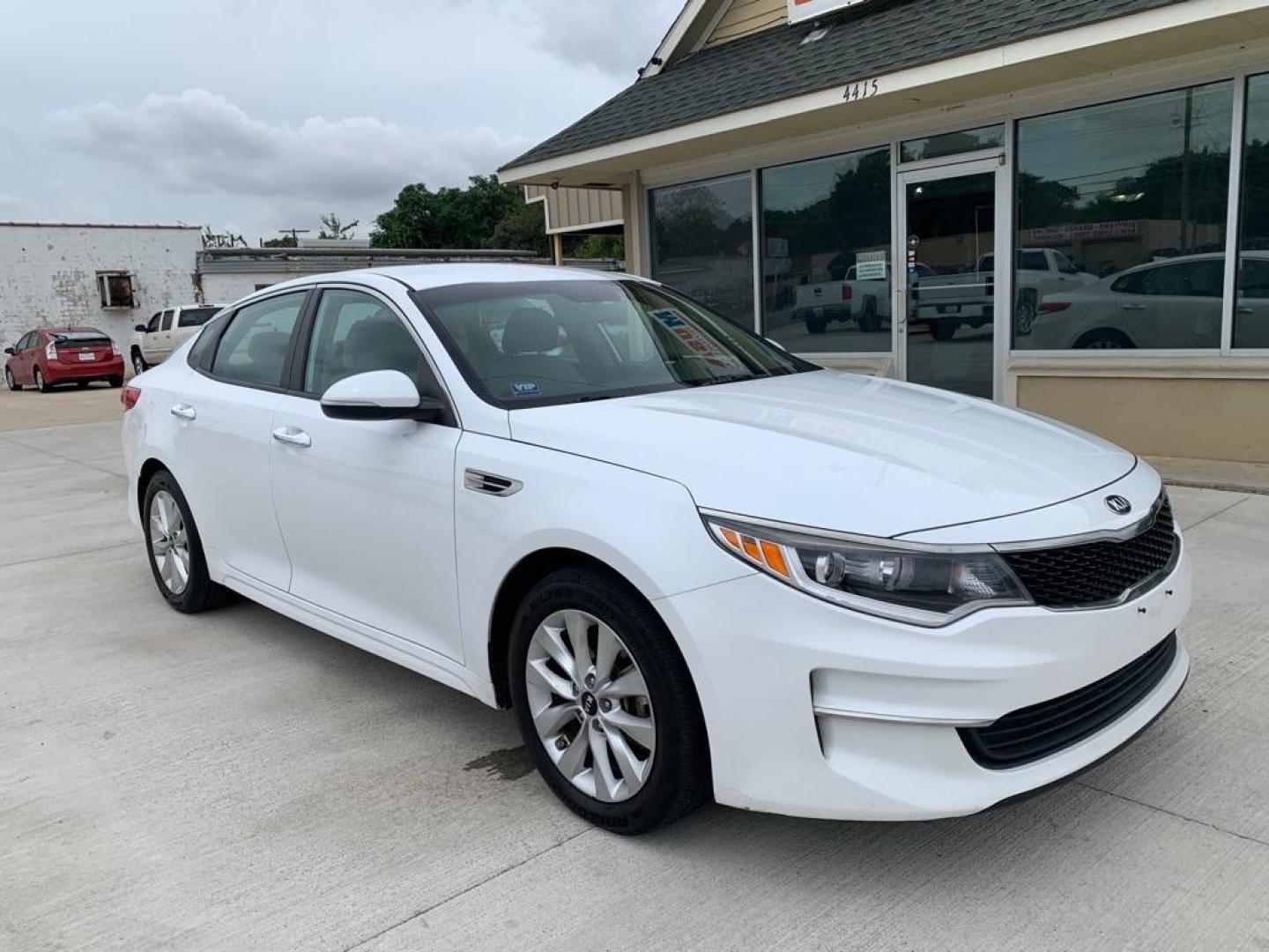 2017 WHITE KIA OPTIMA LX (5XXGT4L3XHG) with an 2.4L engine, Automatic transmission, located at 4415 NE 28th St., Haltom City, TX, 76117, (817) 222-9334, 0.000000, 0.000000 - Photo#2