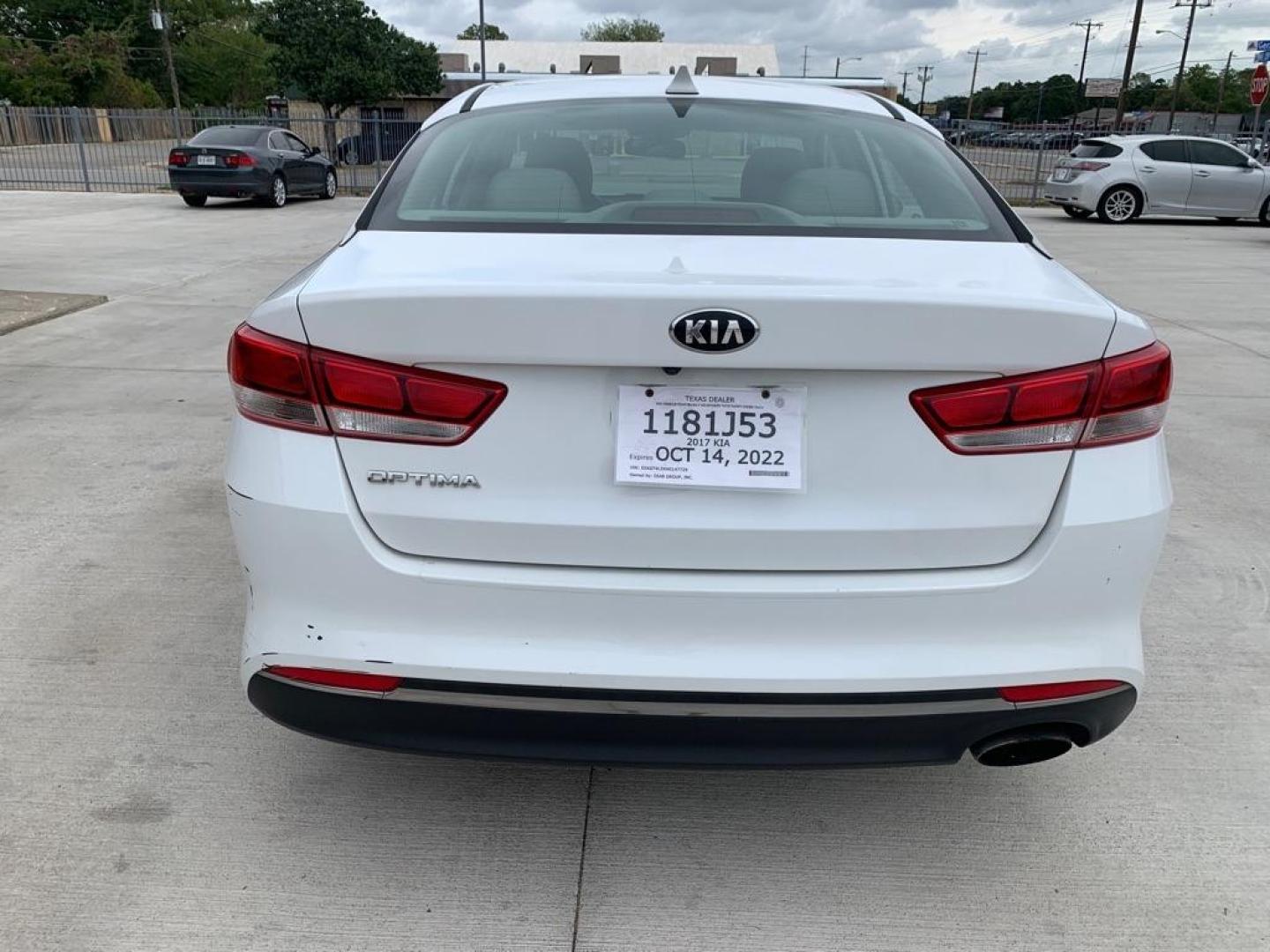 2017 WHITE KIA OPTIMA LX (5XXGT4L3XHG) with an 2.4L engine, Automatic transmission, located at 4415 NE 28th St., Haltom City, TX, 76117, (817) 222-9334, 0.000000, 0.000000 - Photo#3