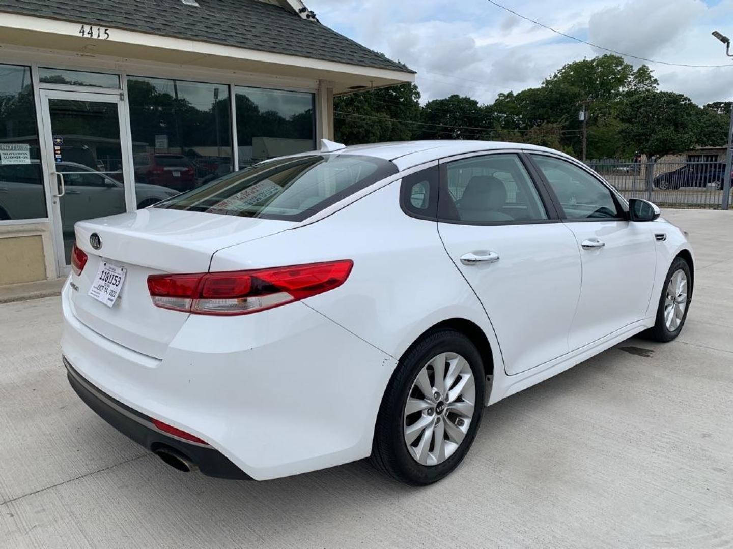 2017 WHITE KIA OPTIMA LX (5XXGT4L3XHG) with an 2.4L engine, Automatic transmission, located at 4415 NE 28th St., Haltom City, TX, 76117, (817) 222-9334, 0.000000, 0.000000 - Photo#4