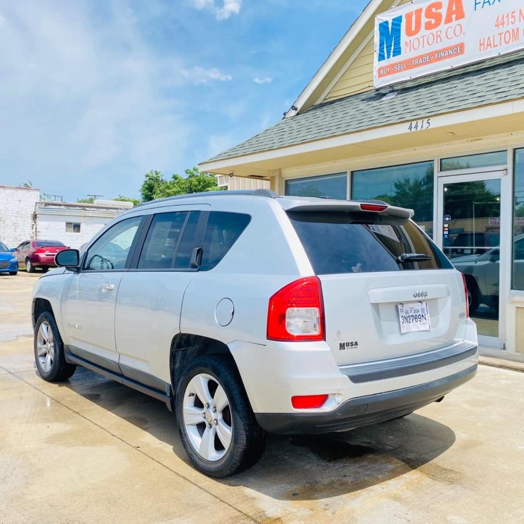 2011 SILVER JEEP COMPASS SPORT (1J4NT1FA0BD) with an 2.0L engine, Continuously Variable transmission, located at 4415 NE 28th St., Haltom City, TX, 76117, (817) 222-9334, 0.000000, 0.000000 - Photo#3