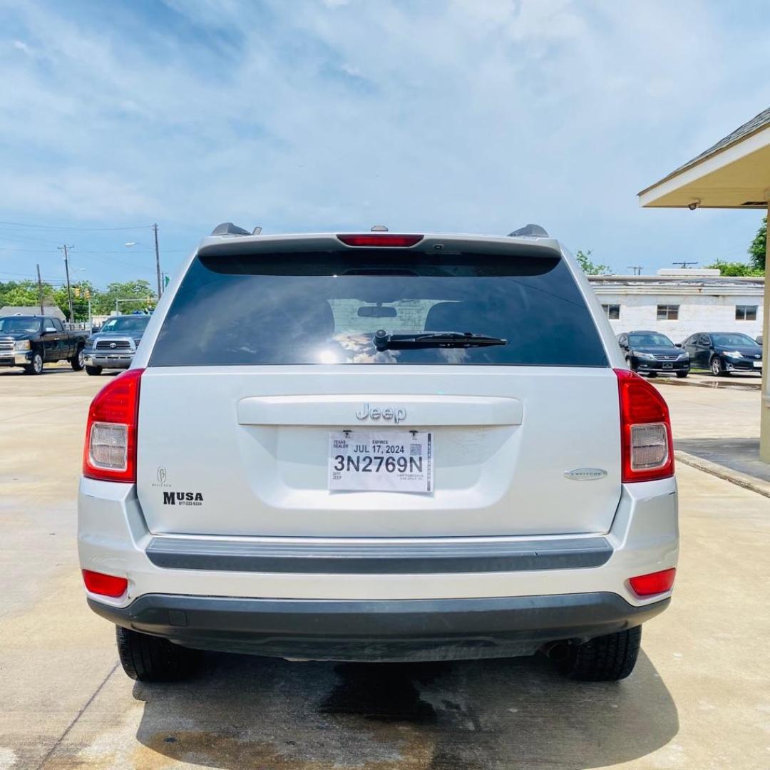 2011 SILVER JEEP COMPASS SPORT (1J4NT1FA0BD) with an 2.0L engine, Continuously Variable transmission, located at 4415 NE 28th St., Haltom City, TX, 76117, (817) 222-9334, 0.000000, 0.000000 - Photo#5