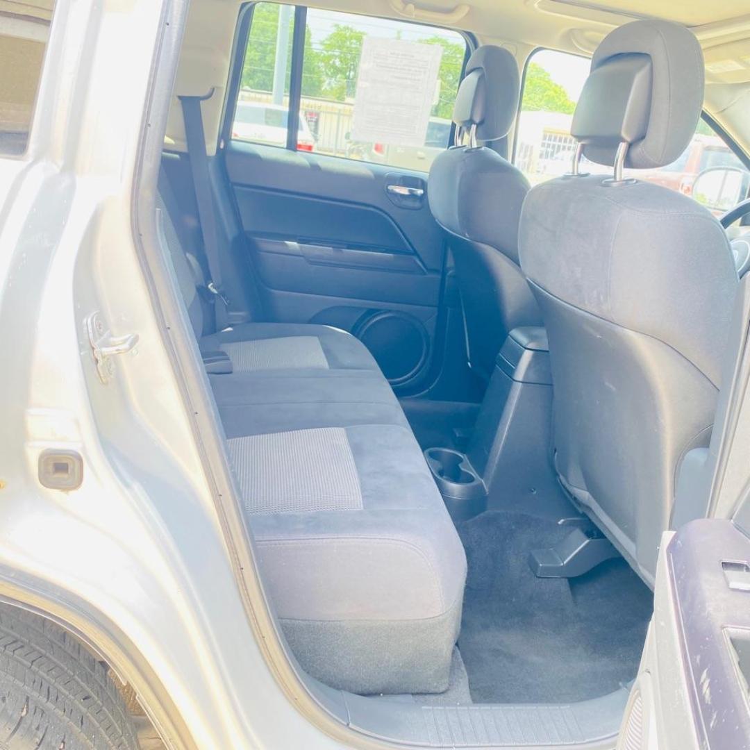 2011 SILVER JEEP COMPASS SPORT (1J4NT1FA0BD) with an 2.0L engine, Continuously Variable transmission, located at 4415 NE 28th St., Haltom City, TX, 76117, (817) 222-9334, 0.000000, 0.000000 - Photo#7