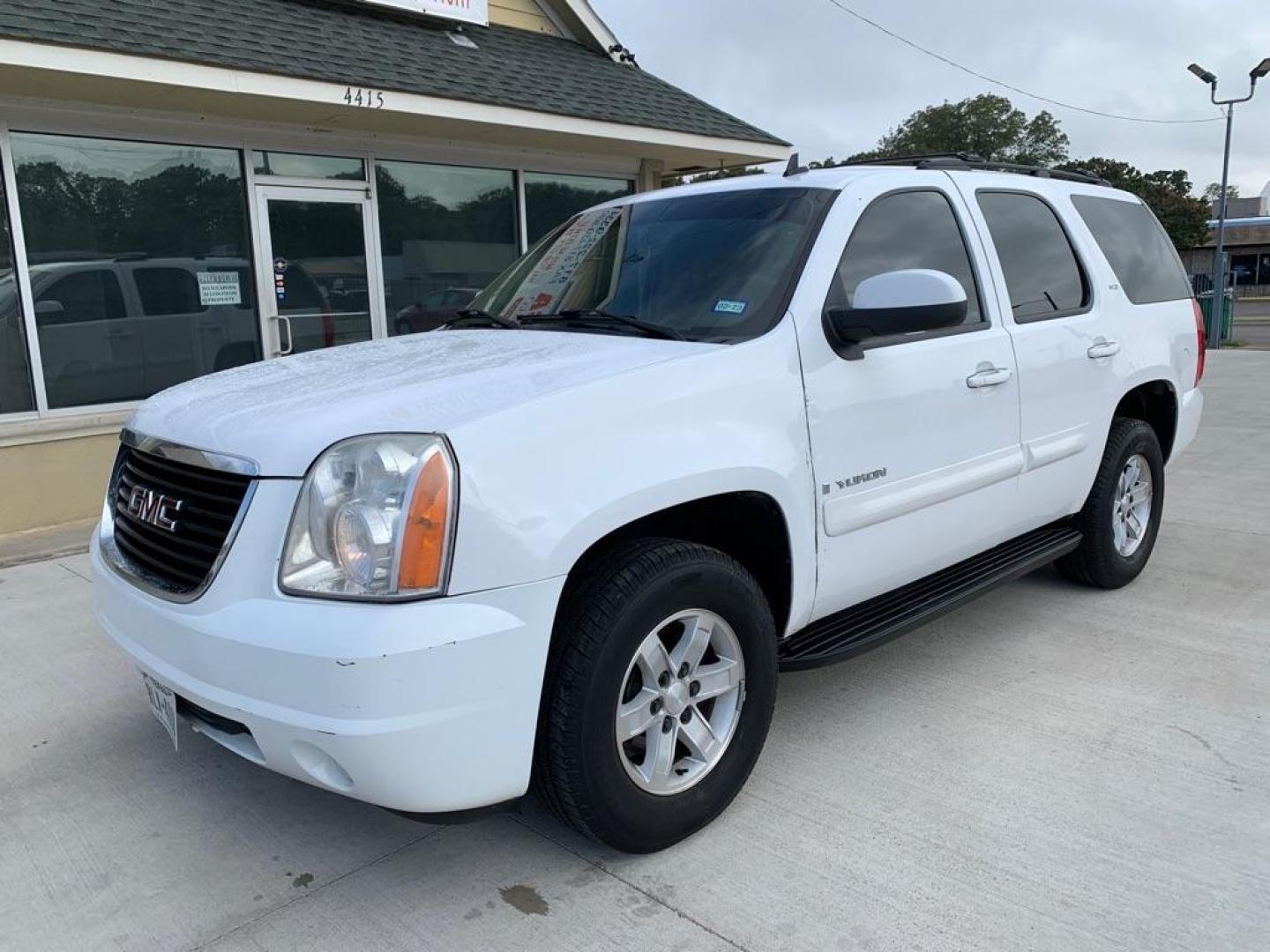 2007 WHITE GMC YUKON (1GKFC13J17R) with an 5.3L engine, Automatic transmission, located at 4415 NE 28th St., Haltom City, TX, 76117, (817) 222-9334, 0.000000, 0.000000 - Photo#0