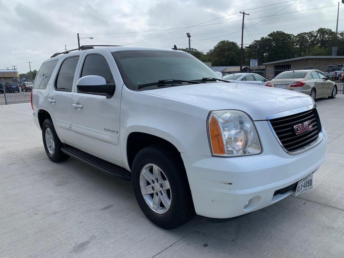 2007 WHITE GMC YUKON (1GKFC13J17R) with an 5.3L engine, Automatic transmission, located at 4415 NE 28th St., Haltom City, TX, 76117, (817) 222-9334, 0.000000, 0.000000 - Photo#1