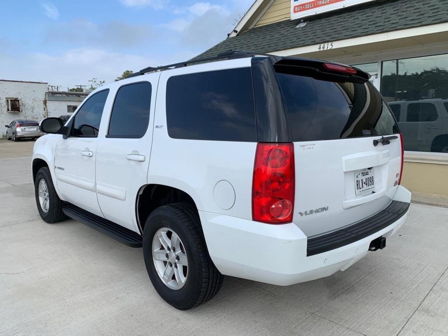 2007 WHITE GMC YUKON (1GKFC13J17R) with an 5.3L engine, Automatic transmission, located at 4415 NE 28th St., Haltom City, TX, 76117, (817) 222-9334, 0.000000, 0.000000 - Photo#3