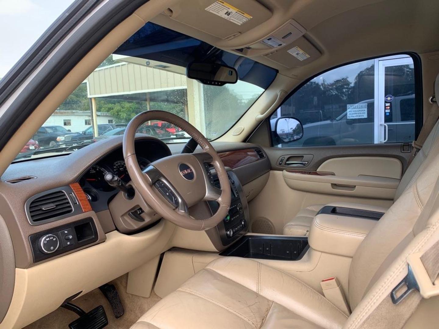 2007 WHITE GMC YUKON (1GKFC13J17R) with an 5.3L engine, Automatic transmission, located at 4415 NE 28th St., Haltom City, TX, 76117, (817) 222-9334, 0.000000, 0.000000 - Photo#4