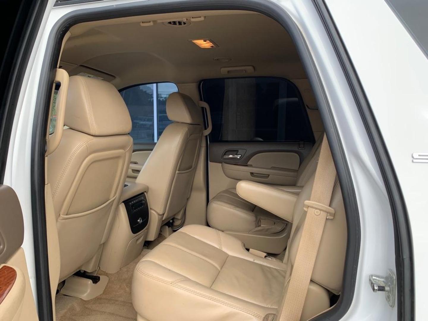 2007 WHITE GMC YUKON (1GKFC13J17R) with an 5.3L engine, Automatic transmission, located at 4415 NE 28th St., Haltom City, TX, 76117, (817) 222-9334, 0.000000, 0.000000 - Photo#5