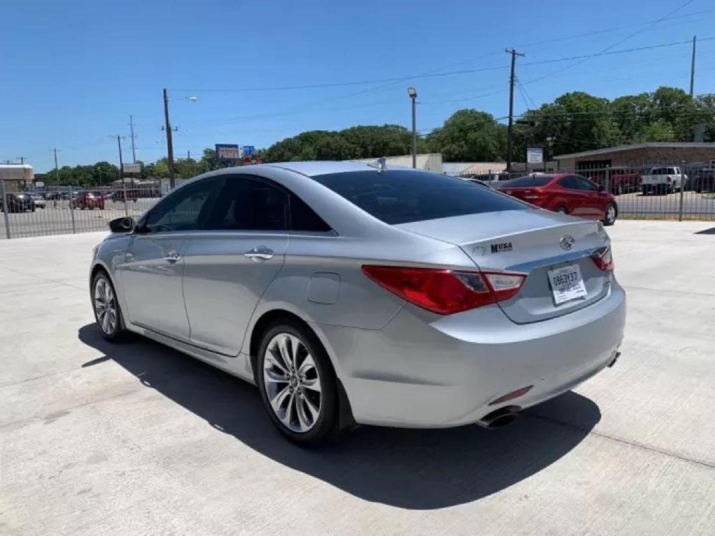 2011 SILVER HYUNDAI SONATA SE (5NPEC4AB9BH) with an 2.0L engine, Automatic transmission, located at 4415 NE 28th St., Haltom City, TX, 76117, (817) 222-9334, 0.000000, 0.000000 - Photo#2