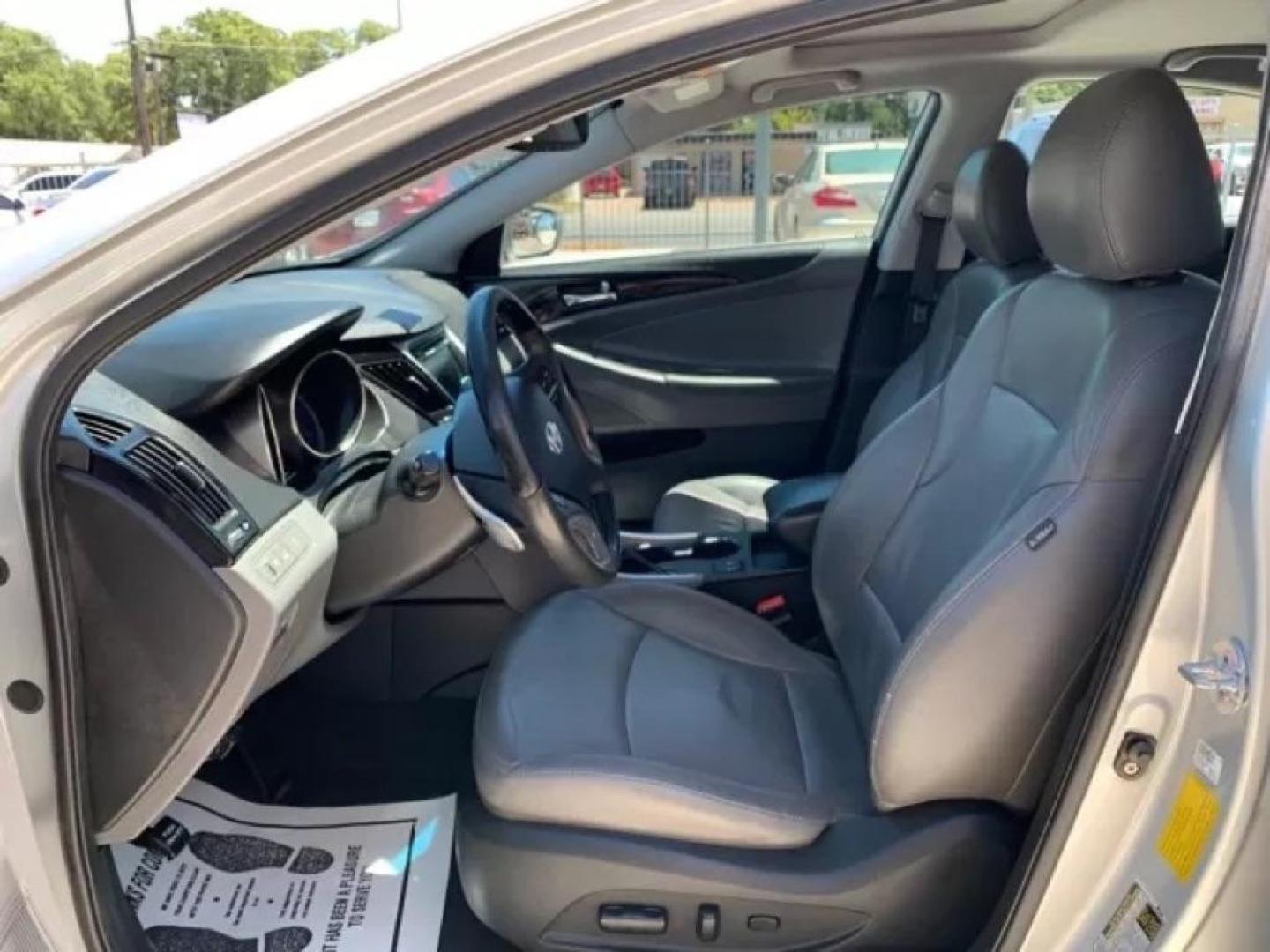 2011 SILVER HYUNDAI SONATA SE (5NPEC4AB9BH) with an 2.0L engine, Automatic transmission, located at 4415 NE 28th St., Haltom City, TX, 76117, (817) 222-9334, 0.000000, 0.000000 - Photo#5