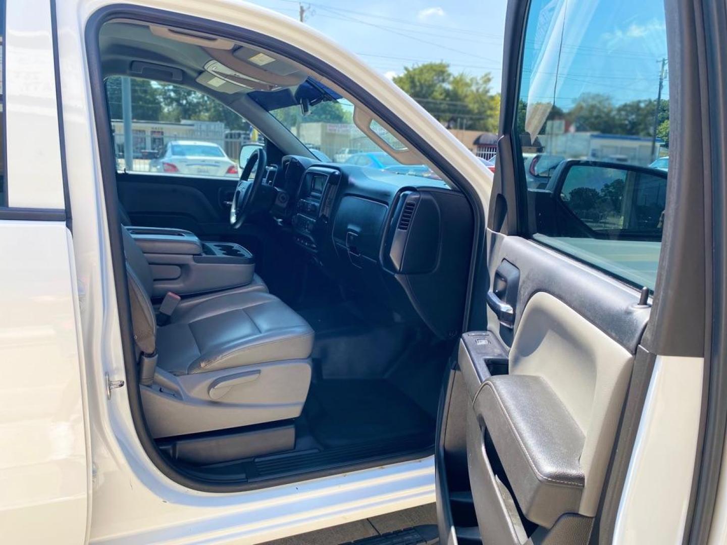 2015 WHITE CHEVROLET SILVERADO 1500 (1GCRCPEH8FZ) with an 4.3L engine, Automatic transmission, located at 4415 NE 28th St., Haltom City, TX, 76117, (817) 222-9334, 0.000000, 0.000000 - Photo#9