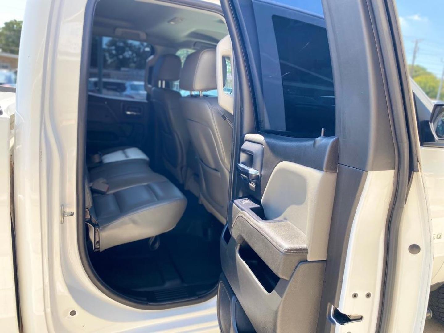 2015 WHITE CHEVROLET SILVERADO 1500 (1GCRCPEH8FZ) with an 4.3L engine, Automatic transmission, located at 4415 NE 28th St., Haltom City, TX, 76117, (817) 222-9334, 0.000000, 0.000000 - Photo#10