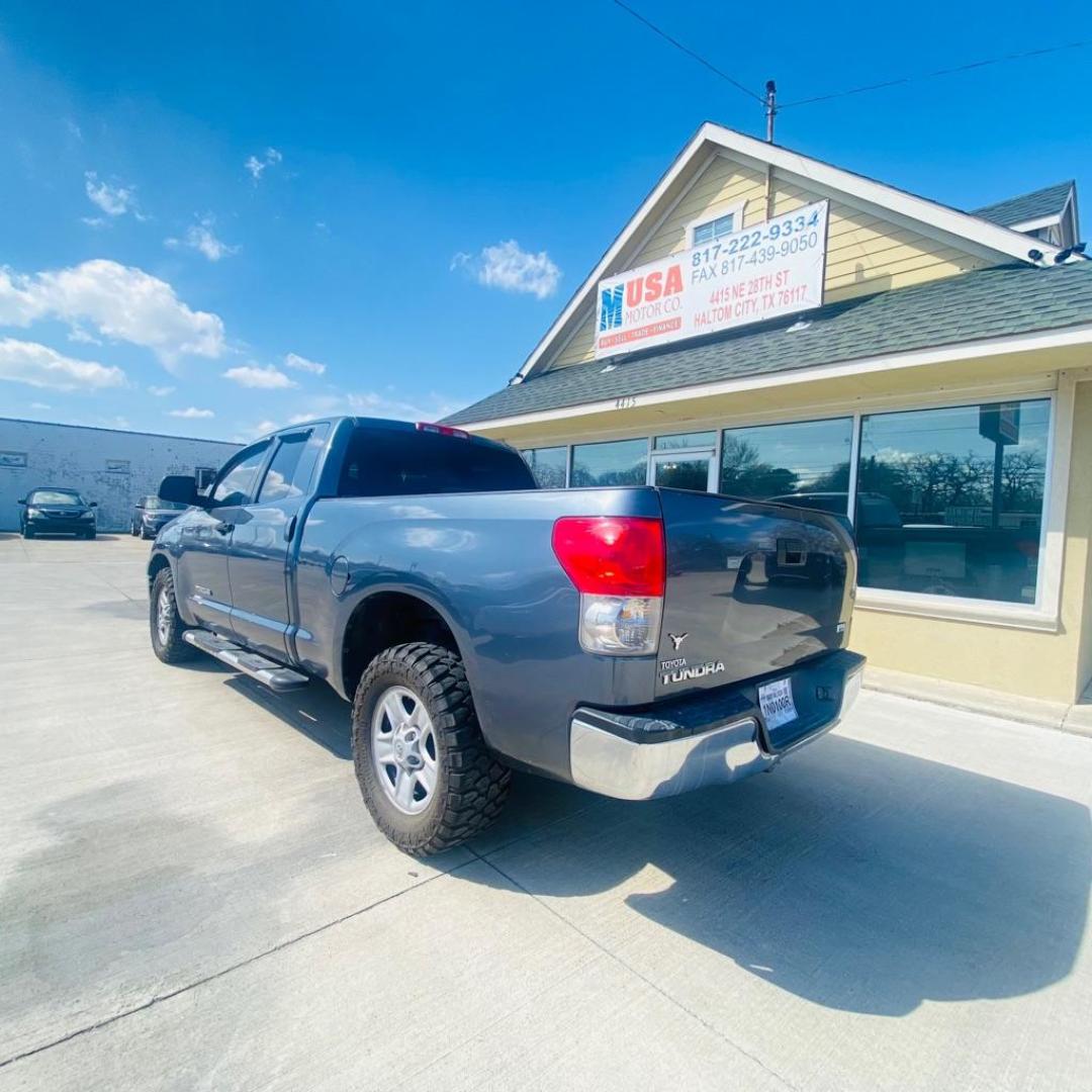 2008 GRAY TOYOTA TUNDRA DOUBLE CAB (5TFRT541X8X) with an 4.7L engine, Automatic transmission, located at 4415 NE 28th St., Haltom City, TX, 76117, (817) 222-9334, 0.000000, 0.000000 - Photo#3