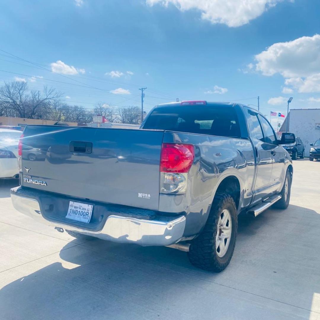 2008 GRAY TOYOTA TUNDRA DOUBLE CAB (5TFRT541X8X) with an 4.7L engine, Automatic transmission, located at 4415 NE 28th St., Haltom City, TX, 76117, (817) 222-9334, 0.000000, 0.000000 - Photo#4