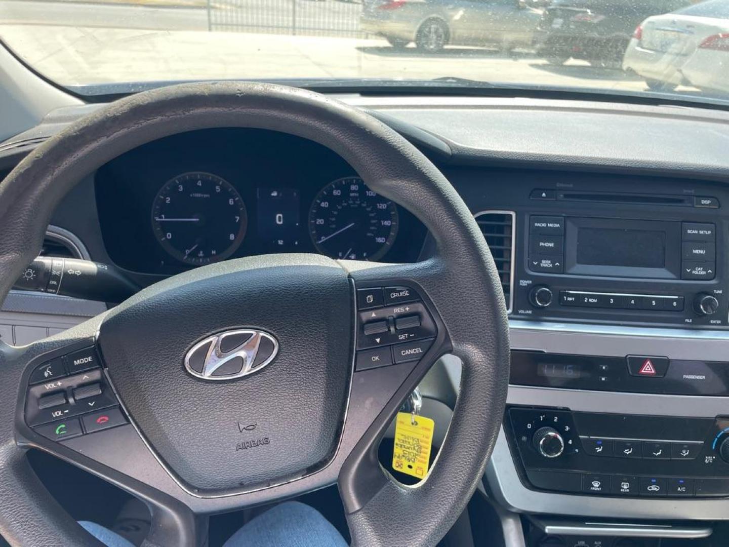 2015 BLUE HYUNDAI SONATA SE (5NPE24AF3FH) with an 2.4L engine, Automatic transmission, located at 4415 NE 28th St., Haltom City, TX, 76117, (817) 222-9334, 0.000000, 0.000000 - Photo#3