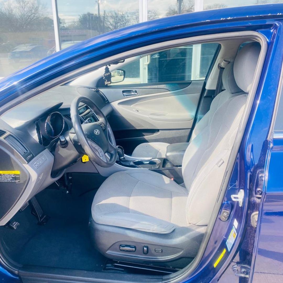 2014 BLUE HYUNDAI SONATA GLS (5NPEB4ACXEH) with an 2.4L engine, Automatic transmission, located at 4415 NE 28th St., Haltom City, TX, 76117, (817) 222-9334, 0.000000, 0.000000 - Photo#5