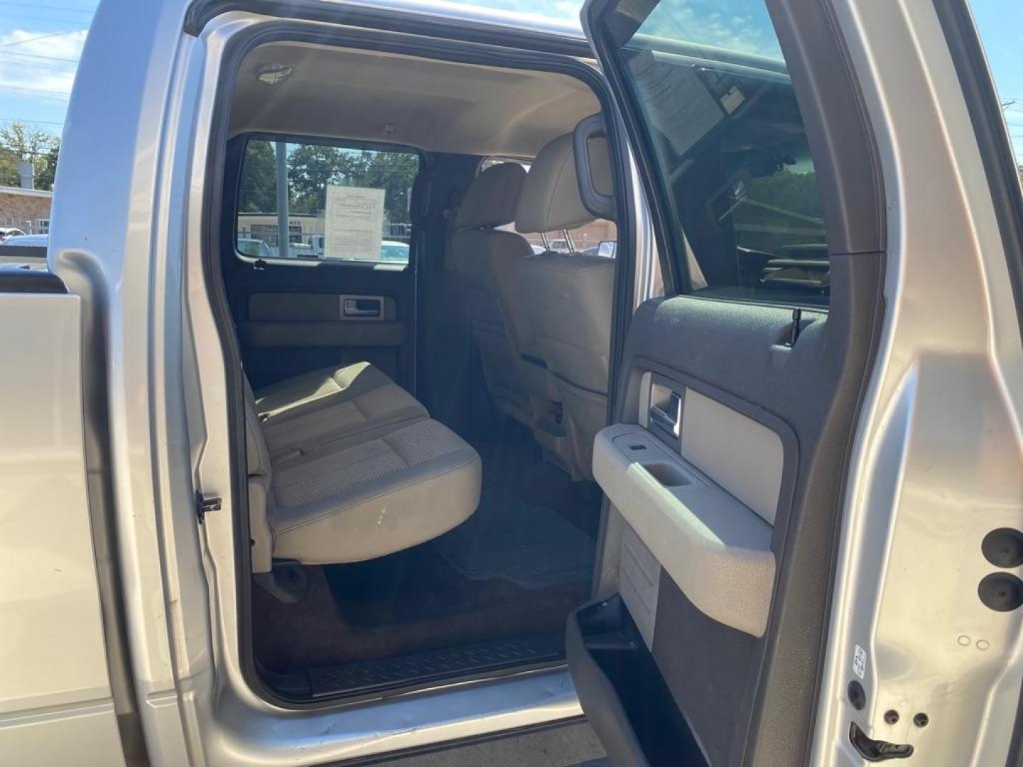 2010 SILVER FORD F150 SUPERCREW (1FTEW1C84AF) with an 4.6L engine, Automatic transmission, located at 4415 NE 28th St., Haltom City, TX, 76117, (817) 222-9334, 0.000000, 0.000000 - Photo#8