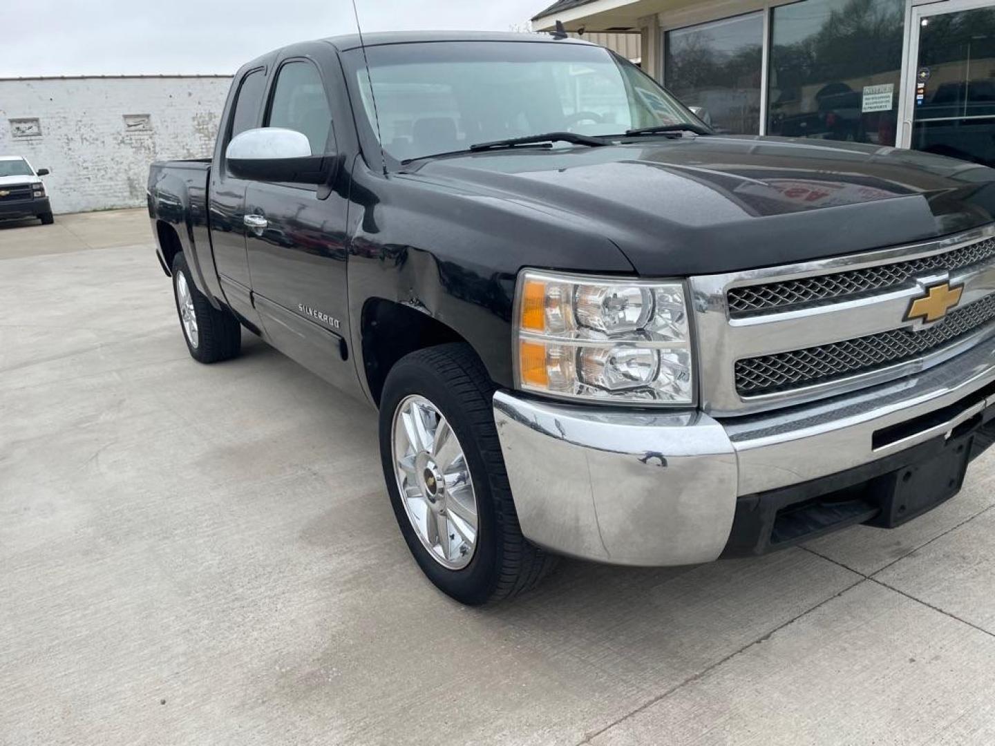 2012 BLACK CHEVROLET SILVERADO 1500 LS (1GCRCREA0CZ) with an 4.8L engine, Automatic transmission, located at 4415 NE 28th St., Haltom City, TX, 76117, (817) 222-9334, 0.000000, 0.000000 - Photo#2